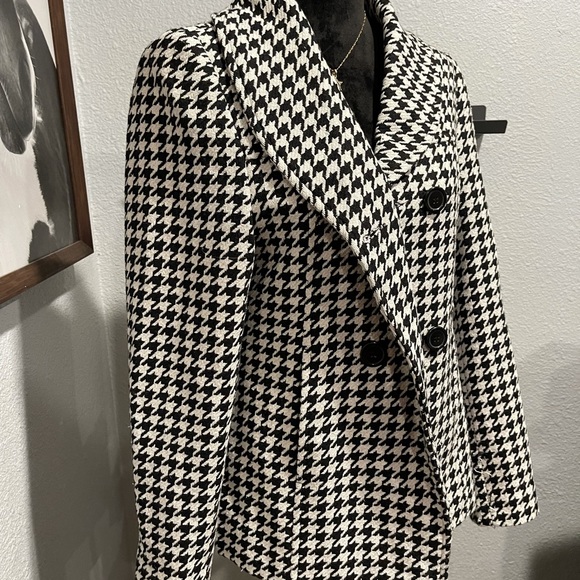 Women’s peacoat and hat - Picture 4 of 7